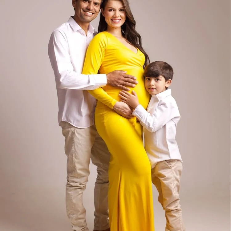 Foto da nutricionista grávida, com a família